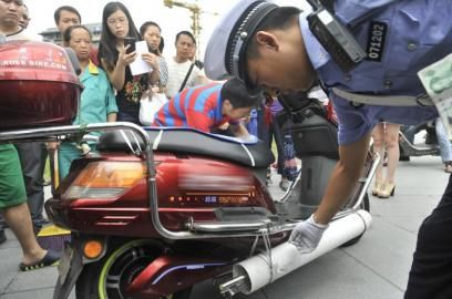 交警在检查改装的电瓶车（资料图片）。