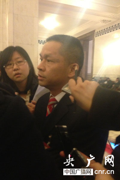 钟发平代表:对节能车与电动车的支持应该一视同仁